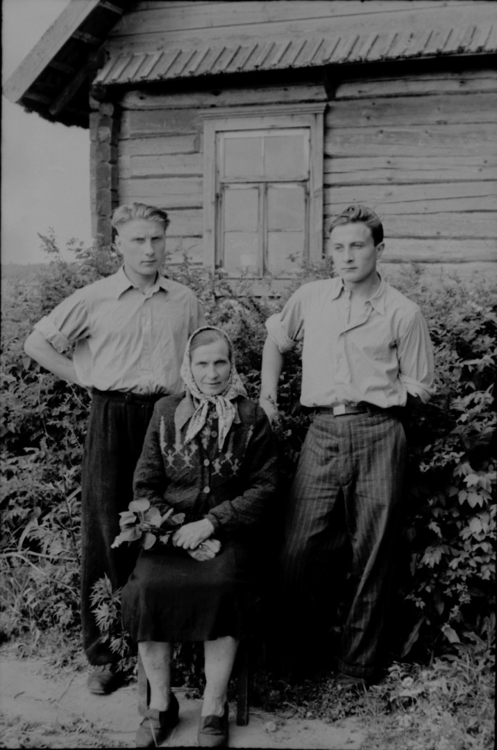 LTRFt D 4767 (Probably an informant with her sons, photographed in Šalinėnai, Zarasai region, 1955)